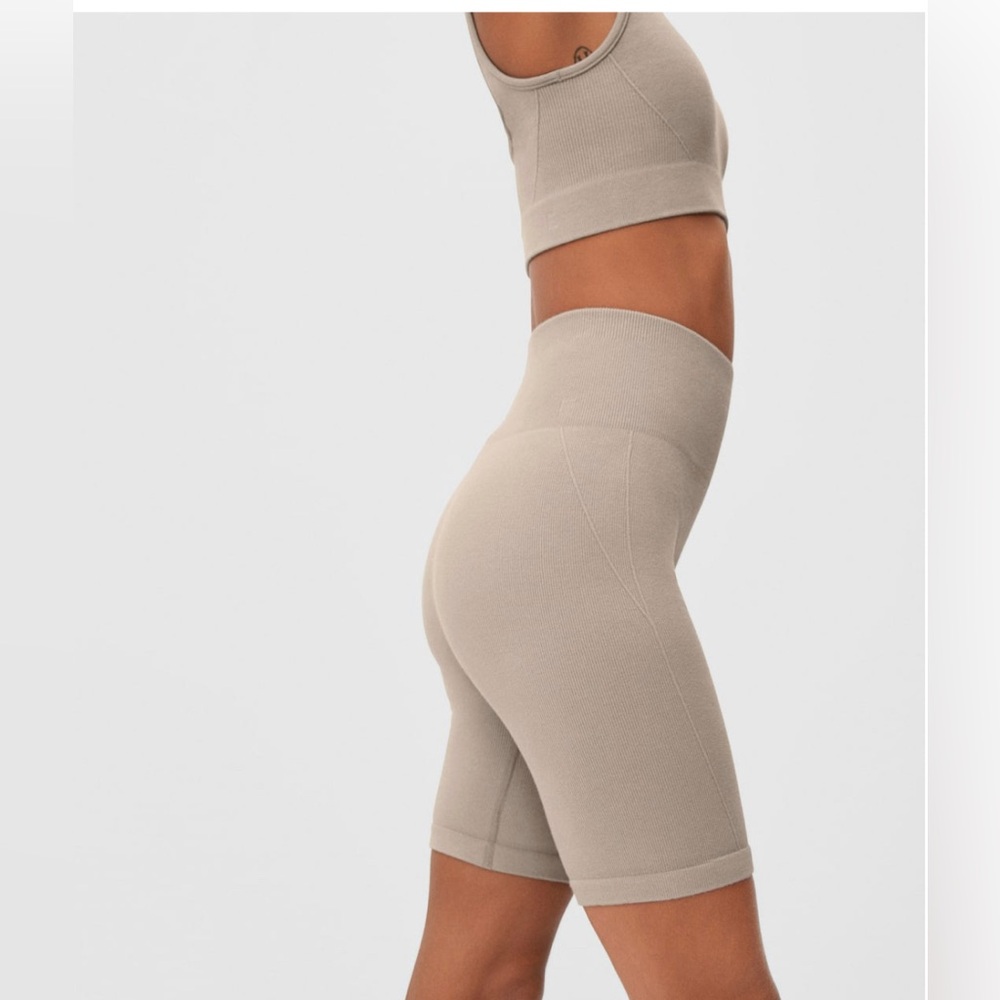 EVERLANE THE SEAMLESS BIKE SHORTS BURNT SUGAR